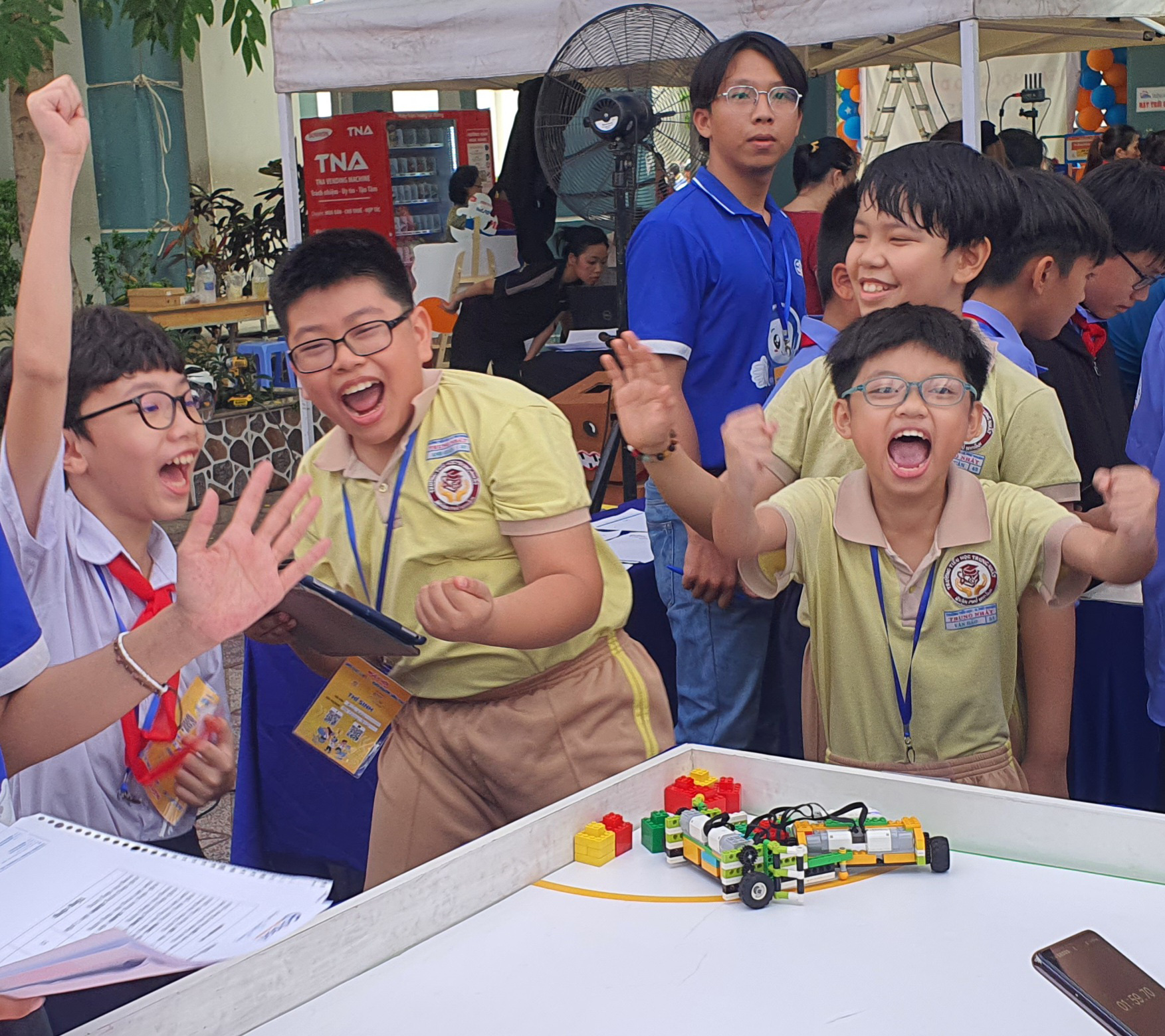 Học sinh và giáo viên hào hứng tham gia ngày hội STEAM- Ảnh 4. Khu vực thi đấu robotics rất sôi động và gay cấn - Ảnh: HOA BÔNG