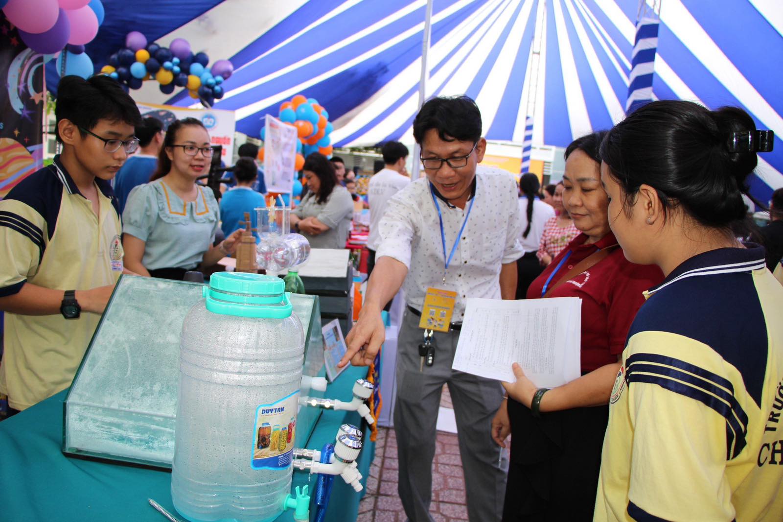 Bất ngờ với sản phẩm của học sinh tham gia ngày hội giáo dục STEM- Ảnh 2. Mô hình Lọc nước ngọt từ nước mặn