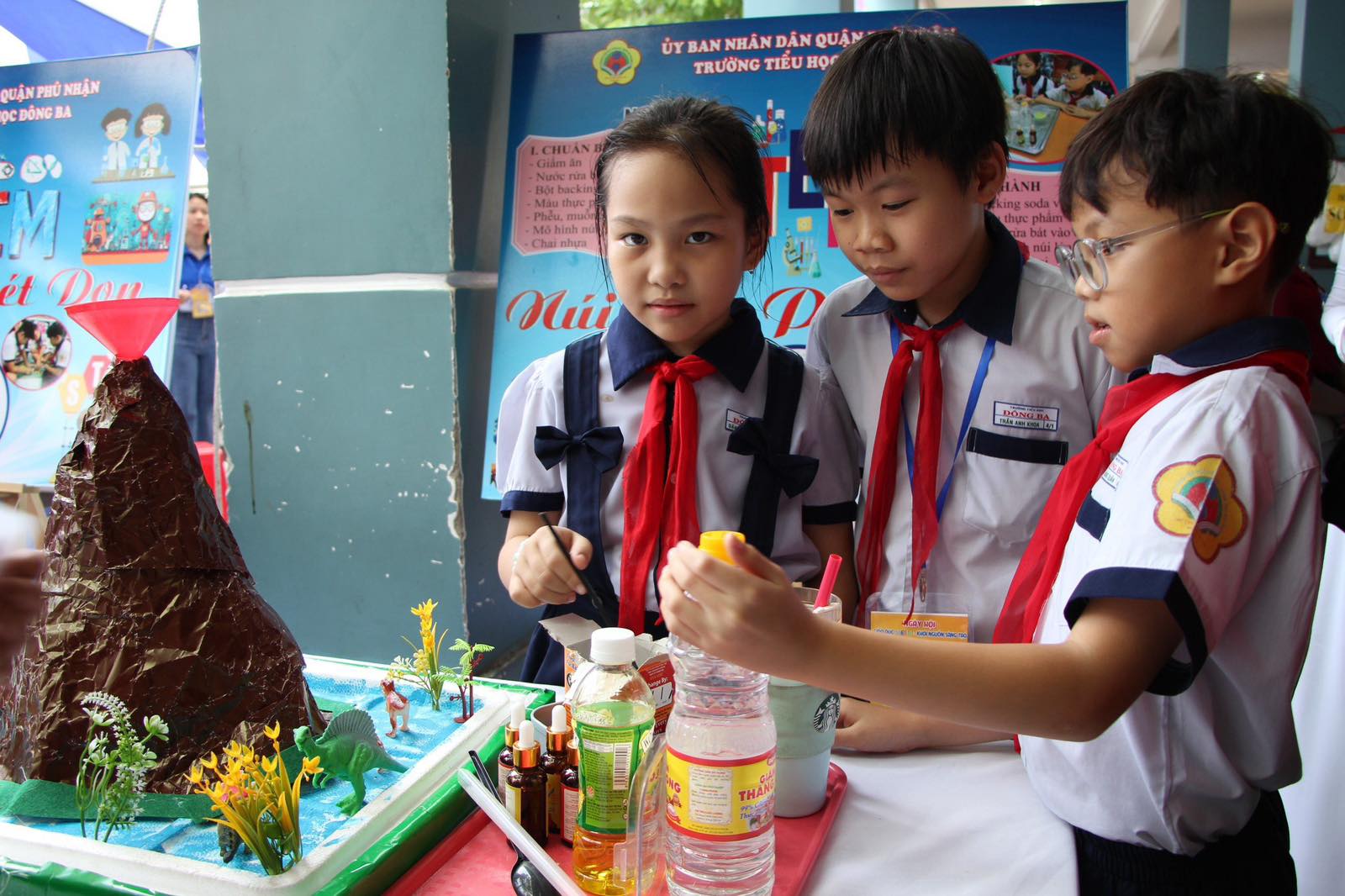 Bất ngờ với sản phẩm của học sinh tham gia ngày hội giáo dục STEM- Ảnh 3. Mô hình hiện tượng Núi lửa phun trào của học sinh Trường tiểu học Đông Ba (Q.Phú Nhuận, TP.HCM)