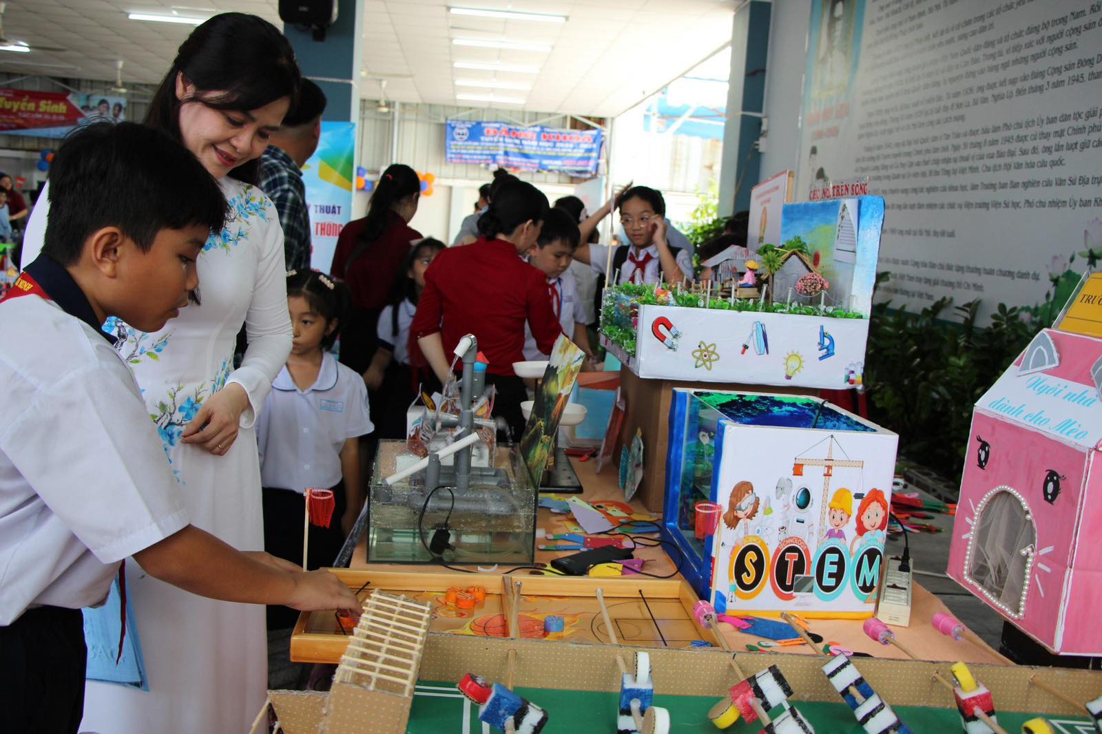 Bất ngờ với sản phẩm của học sinh tham gia ngày hội giáo dục STEM- Ảnh 4. Bà Lê Thị Bình, Trưởng phòng GD-ĐT quận Phú Nhuận chia sẻ với học sinh về thiết kế các mô hình ứng dụng kiến thức thực tiễn