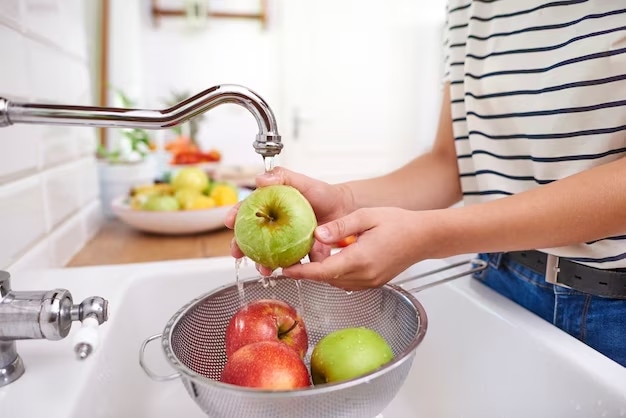Một trong những cách tốt nhất là rửa trái cây, rau quả dưới vòi nước chảy