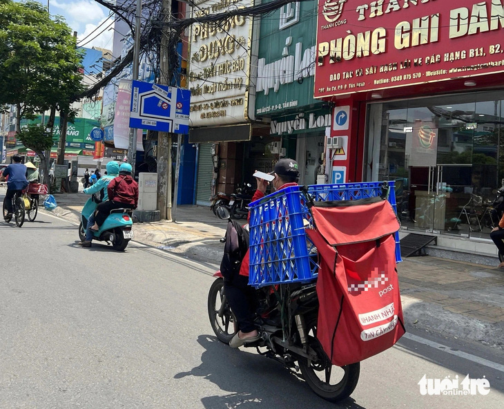 'Thói xấu của người Việt là bóp còi vô tội vạ'- Ảnh 3. Nhiều bạn đọc phản ánh tình trạng nhiều shipper thường xuyên bóp còi, vượt đèn vàng - đỏ, nghe điện thoại trong lúc chạy xe - Ảnh: TRIỆU VÂN