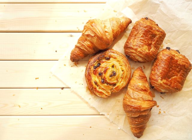 8 loại thực phẩm chứa chất béo không lành mạnh nên hạn chế ăn- Ảnh 3. bánh ngọt