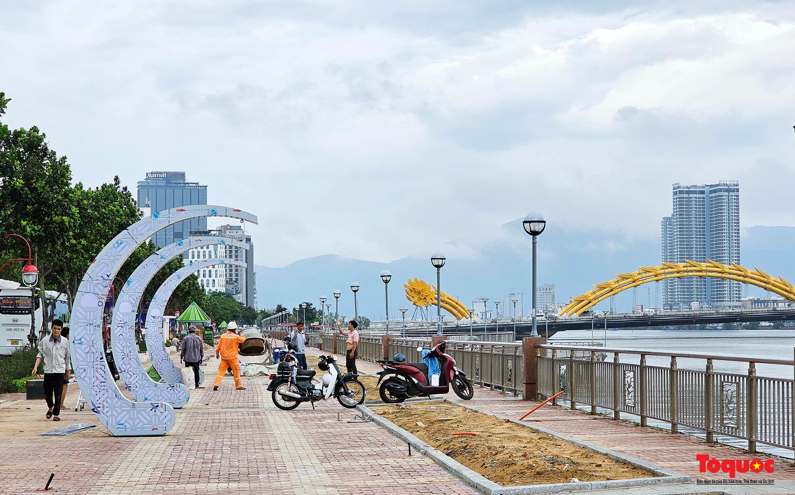 Đà Nẵng: Gấp rút hoàn thành phố đi bộ Bạch Đằng - Ảnh 8. Đà Nẵng: Gấp rút hoàn thành phố đi bộ Bạch Đằng - Ảnh 8.