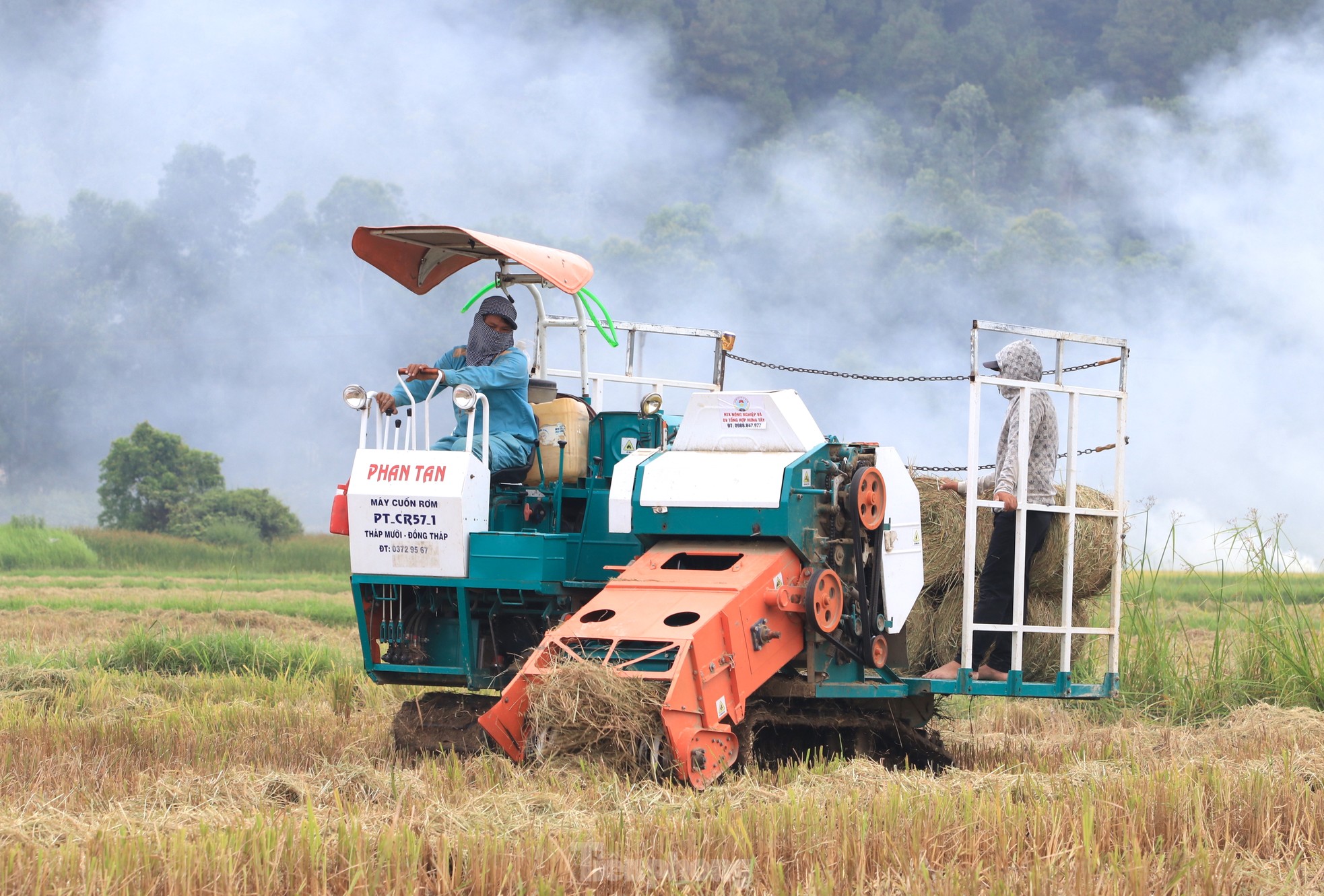 Kiếm hàng trăm triệu từ thu gom rơm trên đồng ảnh 10