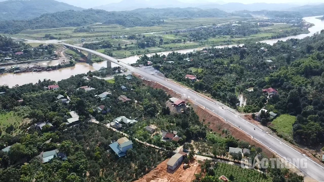 Lào Cai: Vì sao đường dẫn cầu Làng Giàng còn 300m chưa thi công xong?- Ảnh 7. Lào Cai: Vì sao đường dẫn cầu Làng Giàng còn 300m chưa thi công xong?- Ảnh 7.