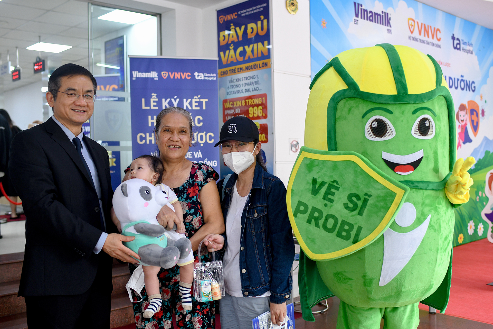 Ông Nguyễn Quang Trí - Giám đốc Điều hành Vinamilk, tặng quà cho các gia đình, các bé đến tiêm ngừa tại Trung tâm VNVC trong ngày ký kết hợp tác. Ảnh: Vi Nam Ông Nguyễn Quang Trí - Giám đốc Điều hành Vinamilk, tặng quà cho các gia đình, các bé đến tiêm ngừa tại Trung tâm VNVC trong ngày ký kết hợp tác. Ảnh: Vi Nam