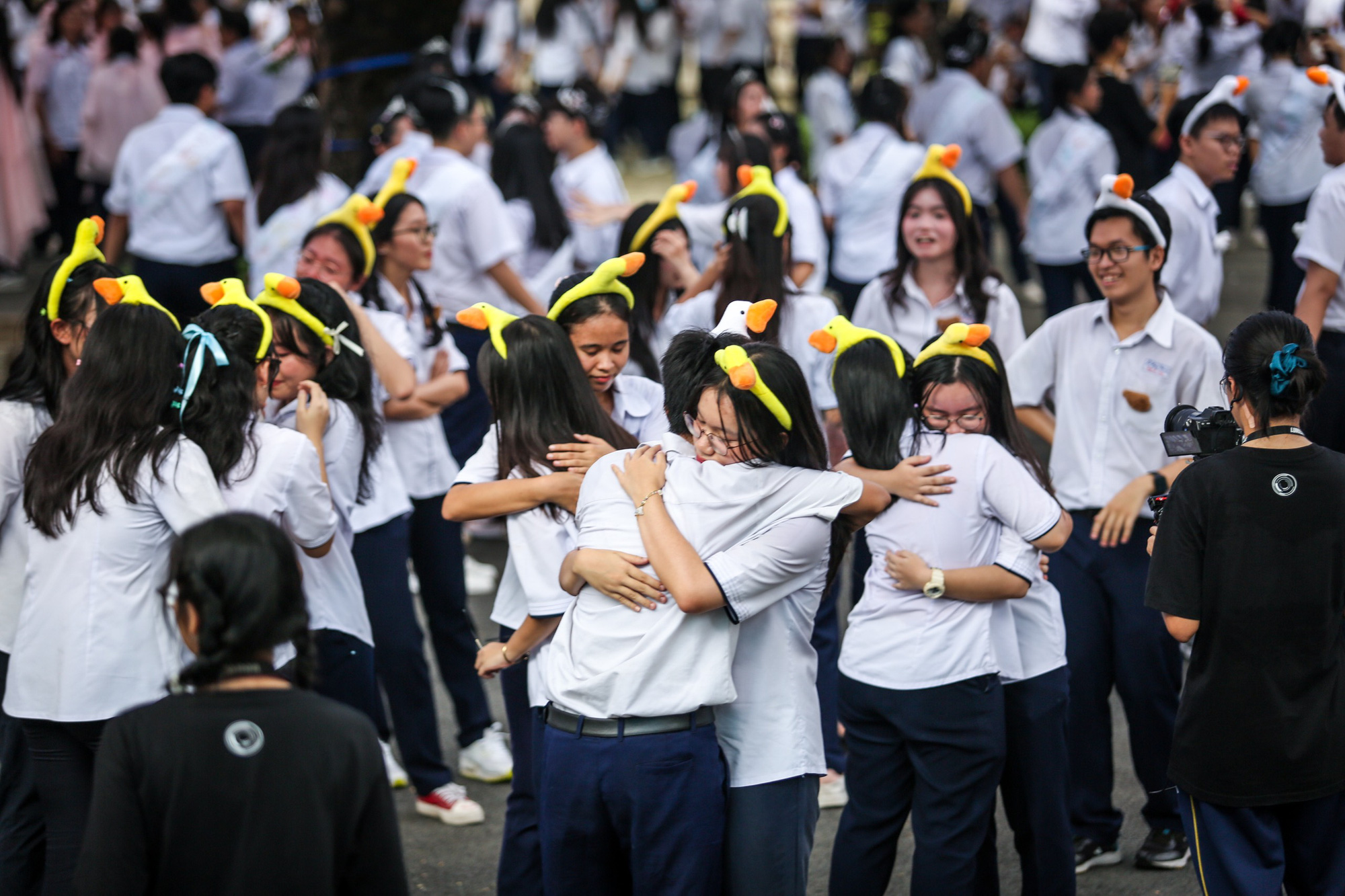 Hàng trăm học sinh trường chuyên Lê Hồng Phong nhảy flashmob xong rồi khóc trong ngày chia tay- Ảnh 2. Gửi lại bạn cái ôm và chiếc vòng tay kỷ niệm cùng câu chúc vững bước trên đường tương lai - Ảnh: PHƯƠNG QUYÊN