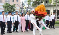 Lãnh đạo TPHCM và các nhân sĩ, trí thức dâng hương tưởng nhớ Bác Hồ