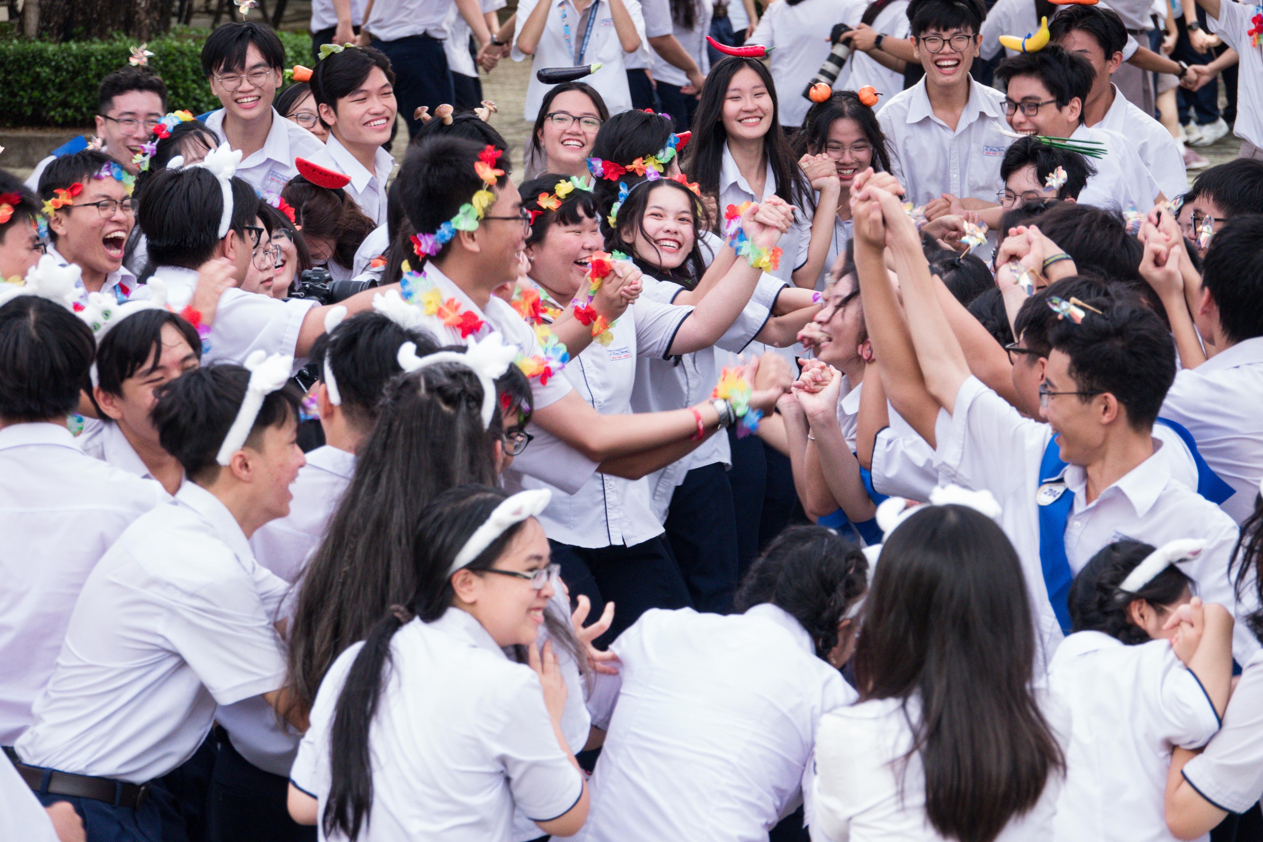 Học sinh Trường THPT chuyên Lê Hồng Phong ‘thắp sáng’ cả bầu trời trong ngày chia tay- Ảnh 3.