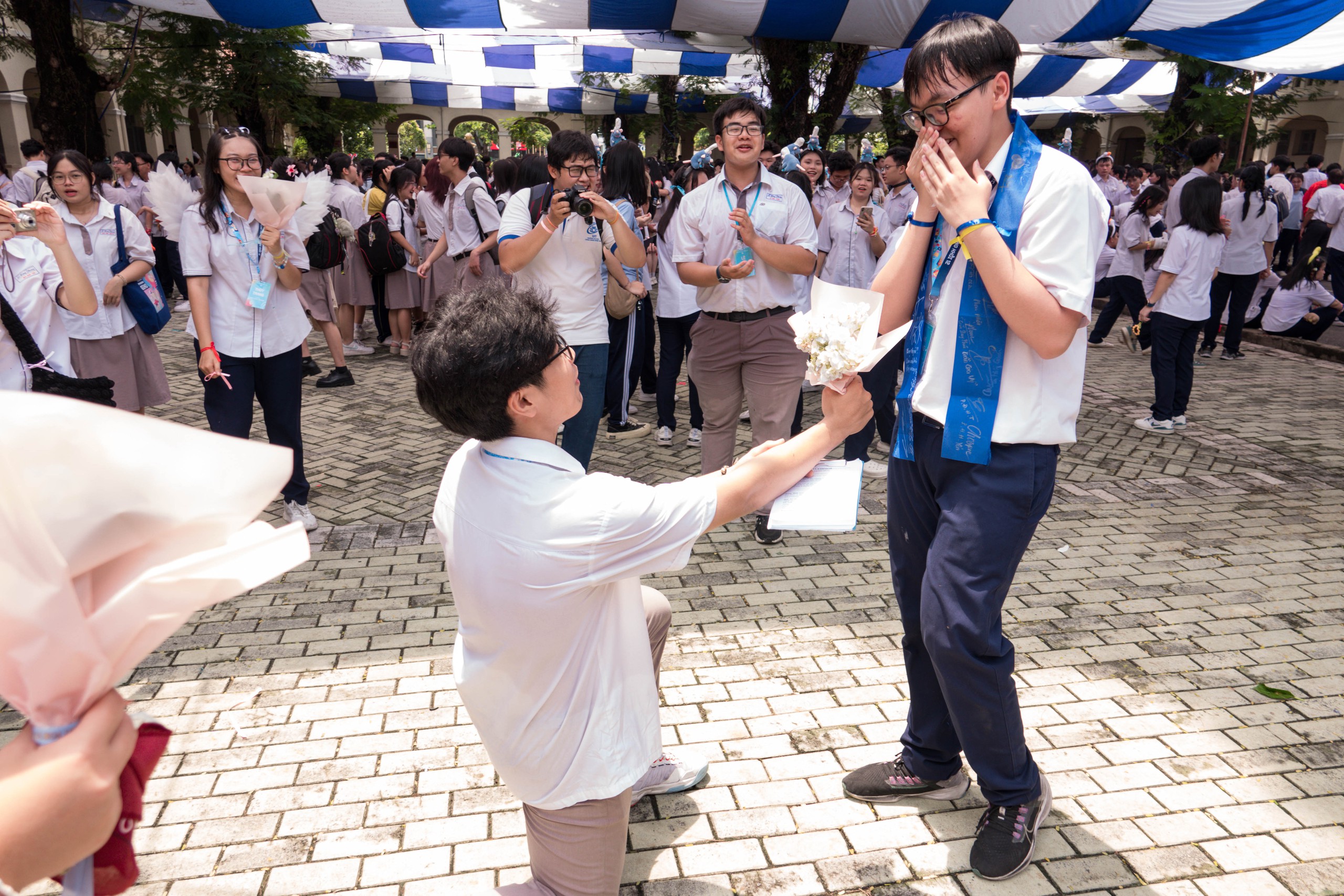 Học sinh Trường THPT chuyên Lê Hồng Phong ‘thắp sáng’ cả bầu trời trong ngày chia tay- Ảnh 11.