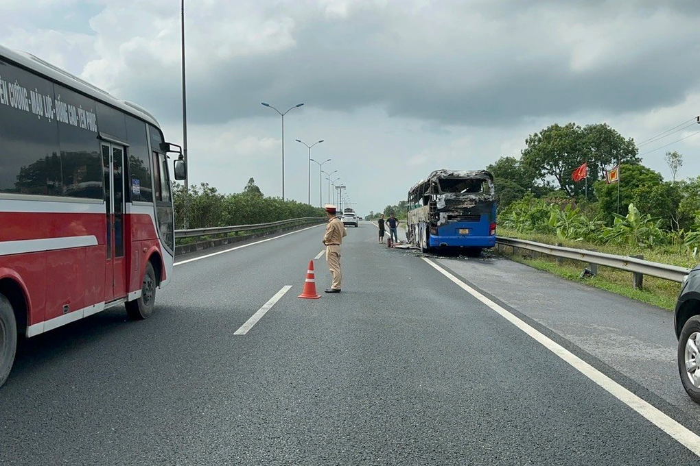 Ô tô khách bốc cháy ngùn ngụt trên cao tốc - 2 Ô tô khách bốc cháy ngùn ngụt trên cao tốc - 2
