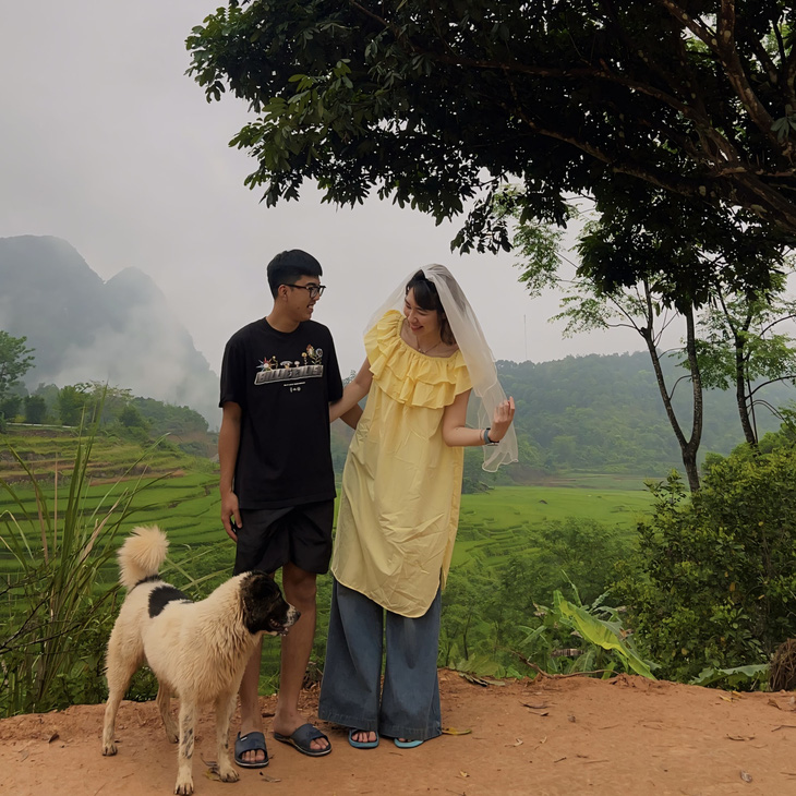 Mang khăn voan đi phượt 17 tỉnh thành, được bạn trai cầu hôn luôn- Ảnh 3. Đôi bạn trẻ chụp cùng nhau rất nhiều bộ hình dễ thương trong suốt chặng đường - Ảnh: NVCC