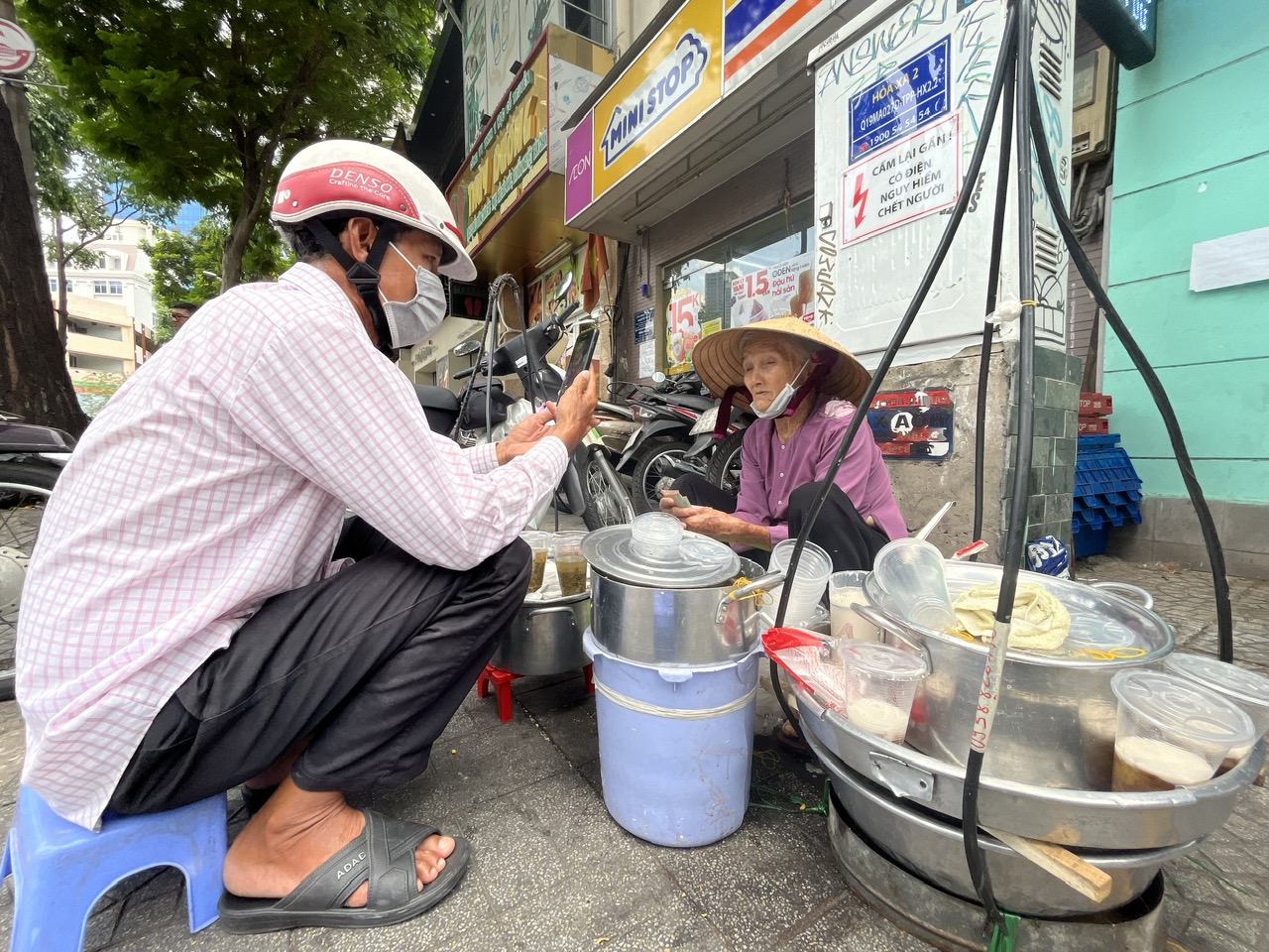 Ông Ngọc Đức đến mua chè và tặng quà cho bà Mai Ông Ngọc Đức đến mua chè và tặng quà cho bà Mai