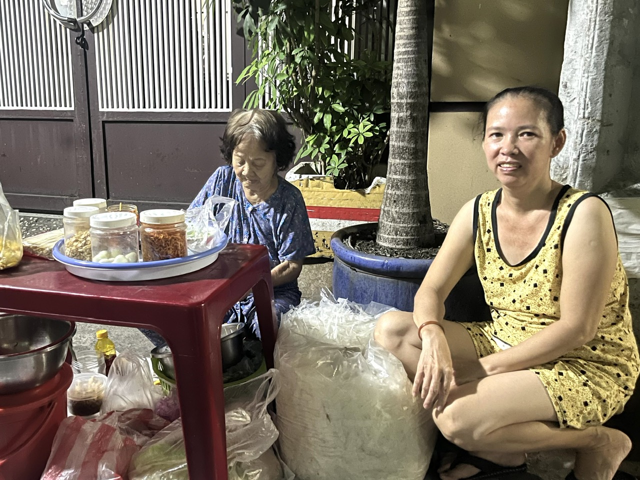 Chị Oanh thường xuyên đến mua ủng hộ và nán lại phụ giúp bà Tám bán hàng Chị Oanh thường xuyên đến mua ủng hộ và nán lại phụ giúp bà Tám bán hàng