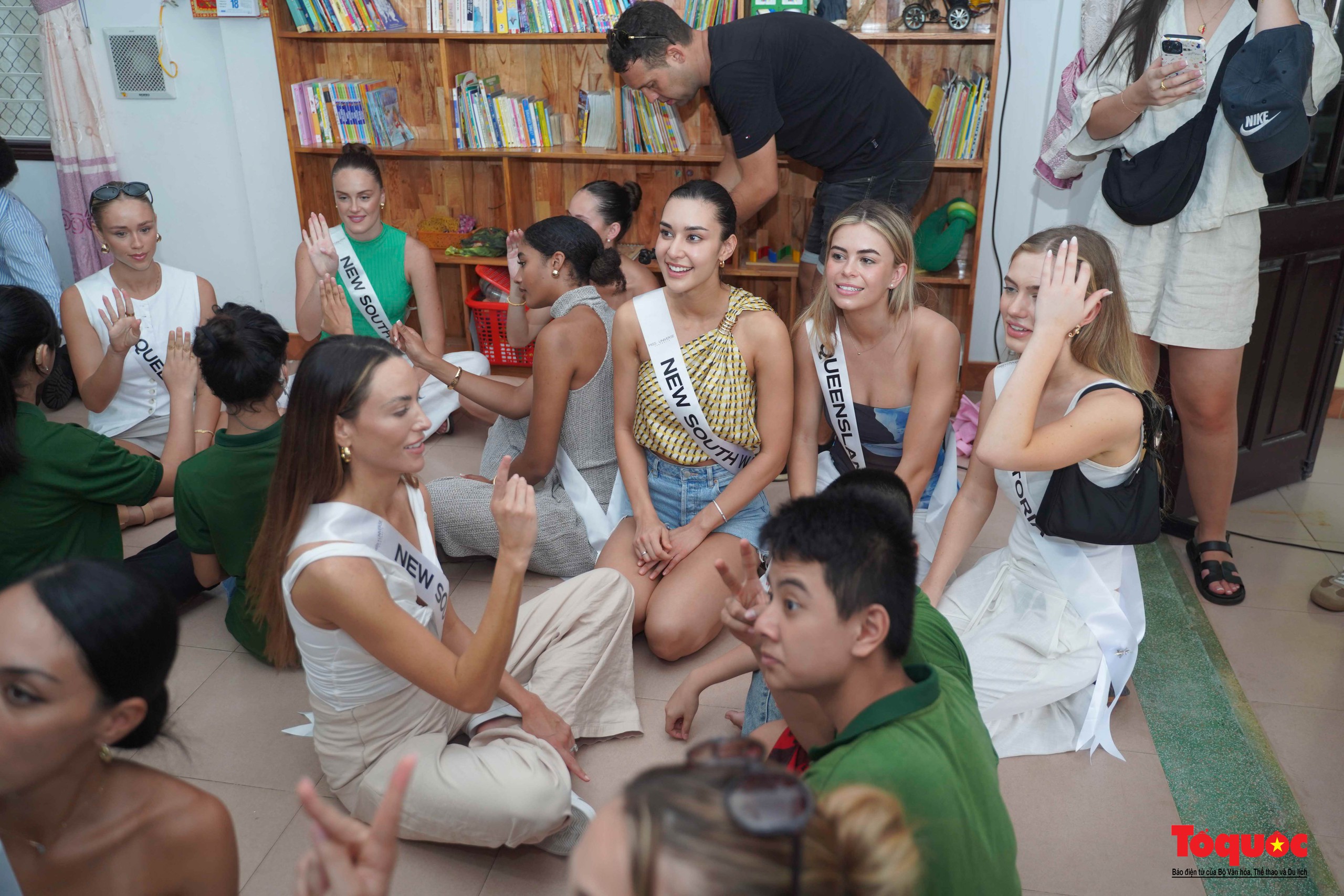 Đoàn thí sinh hoa hậu hoàn vũ Úc trải nghiệm làm gốm, quảng bá du lịch Hội An - Ảnh 5. Đoàn thí sinh hoa hậu hoàn vũ Úc trải nghiệm làm gốm, quảng bá du lịch Hội An - Ảnh 5.