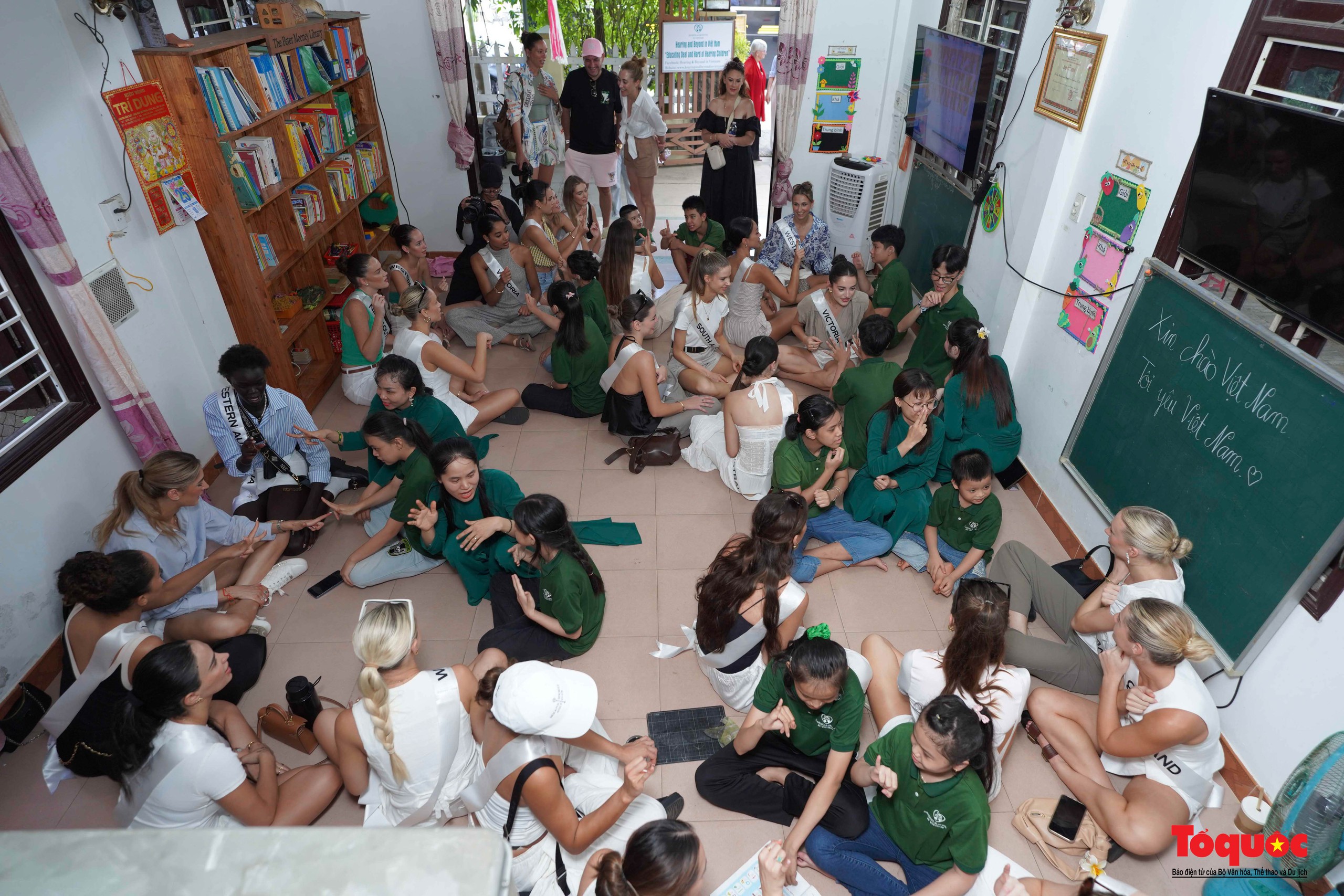 Đoàn thí sinh hoa hậu hoàn vũ Úc trải nghiệm làm gốm, quảng bá du lịch Hội An - Ảnh 3. Đoàn thí sinh hoa hậu hoàn vũ Úc trải nghiệm làm gốm, quảng bá du lịch Hội An - Ảnh 3.