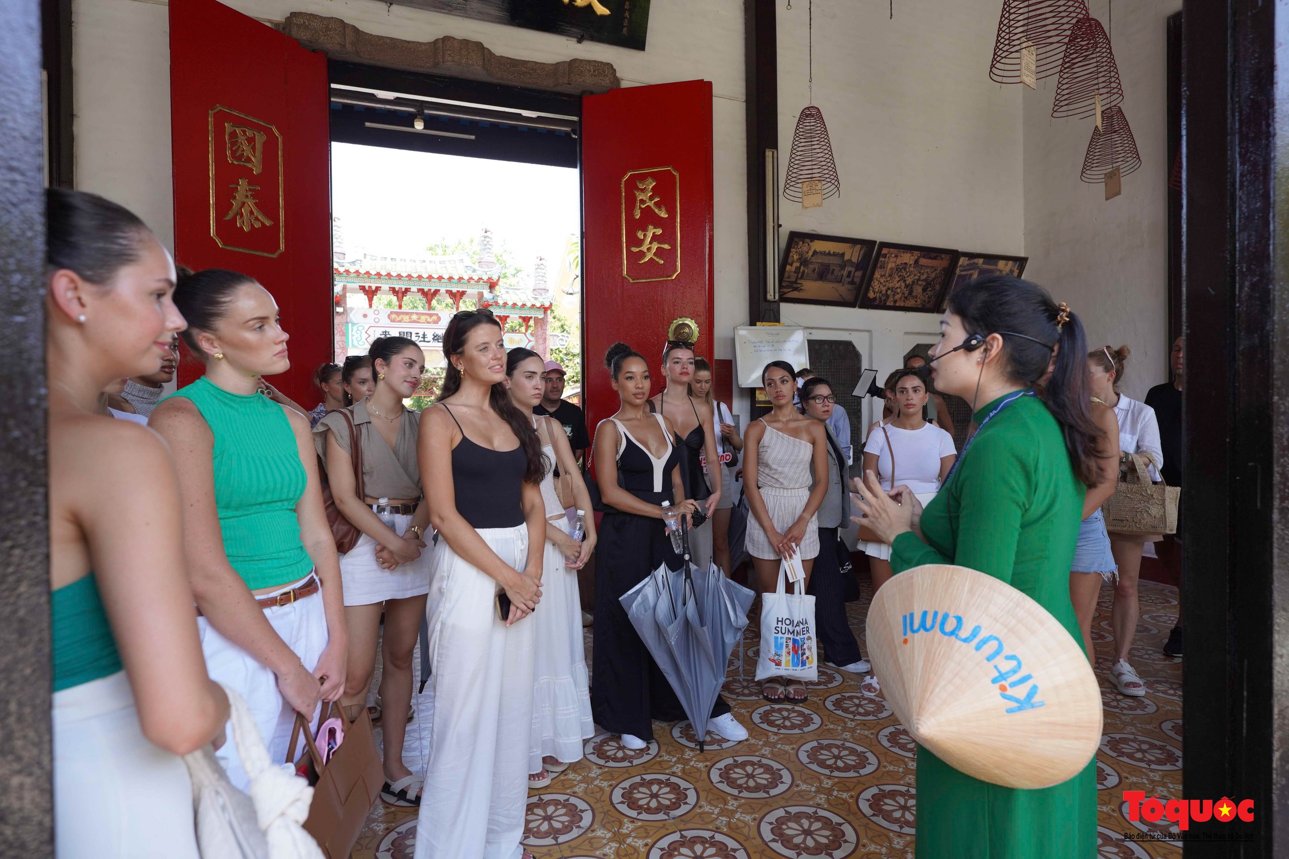Đoàn thí sinh hoa hậu hoàn vũ Úc trải nghiệm làm gốm, quảng bá du lịch Hội An - Ảnh 10. Đoàn thí sinh hoa hậu hoàn vũ Úc trải nghiệm làm gốm, quảng bá du lịch Hội An - Ảnh 10.