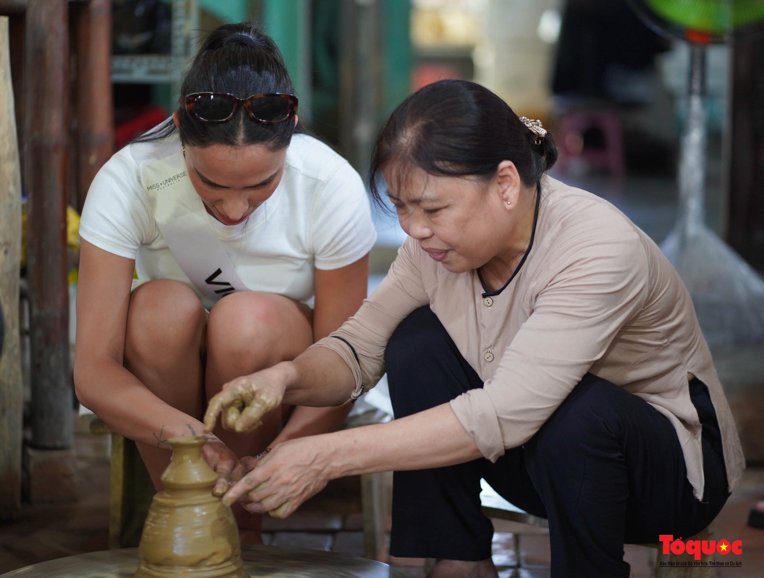 Đoàn thí sinh hoa hậu hoàn vũ Úc trải nghiệm làm gốm, quảng bá du lịch Hội An - Ảnh 12. Đoàn thí sinh hoa hậu hoàn vũ Úc trải nghiệm làm gốm, quảng bá du lịch Hội An - Ảnh 12.