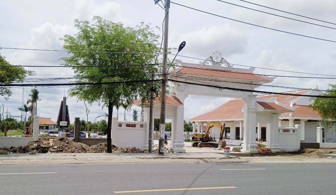 Bạc Liêu: Xử phạt đơn vị thi công Nghĩa trang liệt sĩ TX.Giá Rai chậm tiến độ- Ảnh 2. Bạc Liêu: Xử phạt đơn vị thi công Nghĩa trang liệt sĩ TX.Giá Rai chậm tiến độ- Ảnh 2.