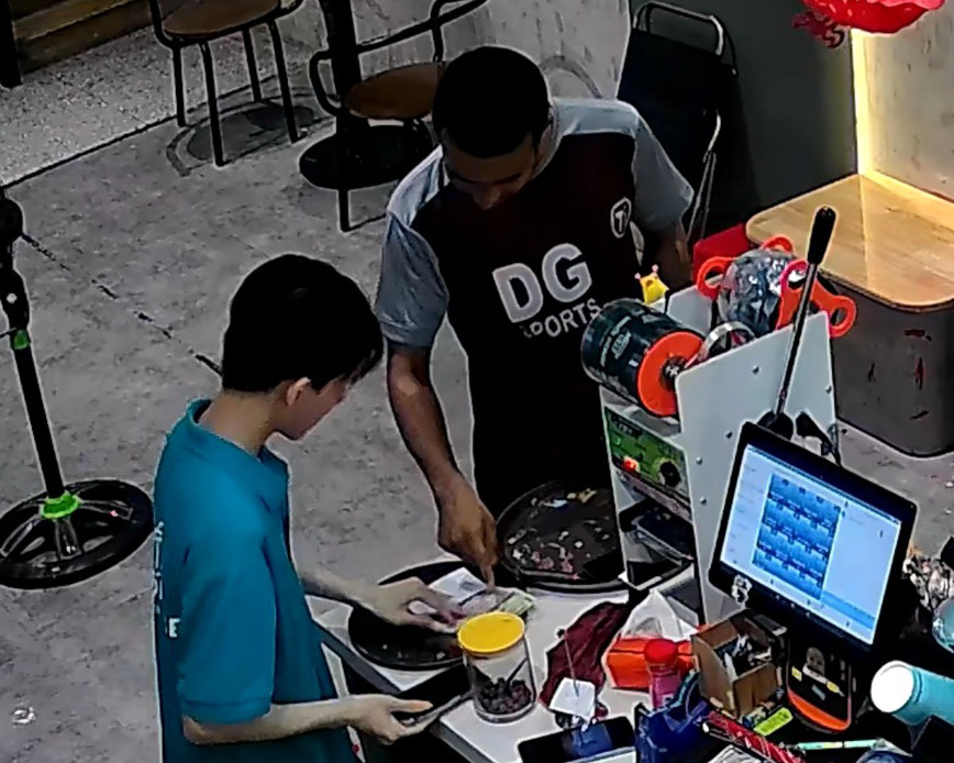 Nhiều hàng quán ở Vũng Tàu 'tố' người nước ngoài lừa đảo lấy tiền thừa- Ảnh 3. Nhưng sau đó đã đưa thêm tiền cho người này - Ảnh cắt từ camera an ninh