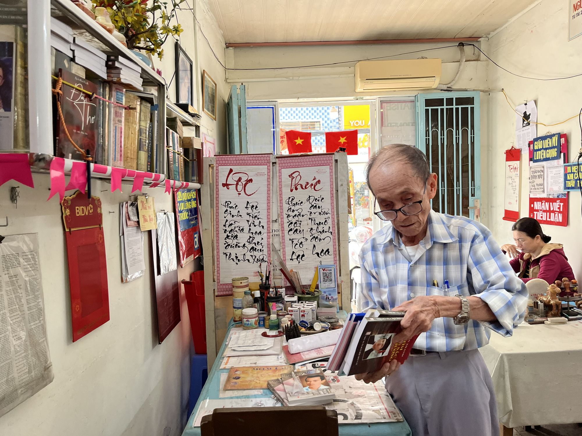 Thầy giáo 87 tuổi đi thi cao học: Không để thời gian trôi qua một cách phí phạm- Ảnh 2. Với ông, việc tự học và tự tìm tòi là "chìa khóa" giúp ông giảng dạy và sáng tác văn chương tốt hơn - Ảnh: LAN NGỌC