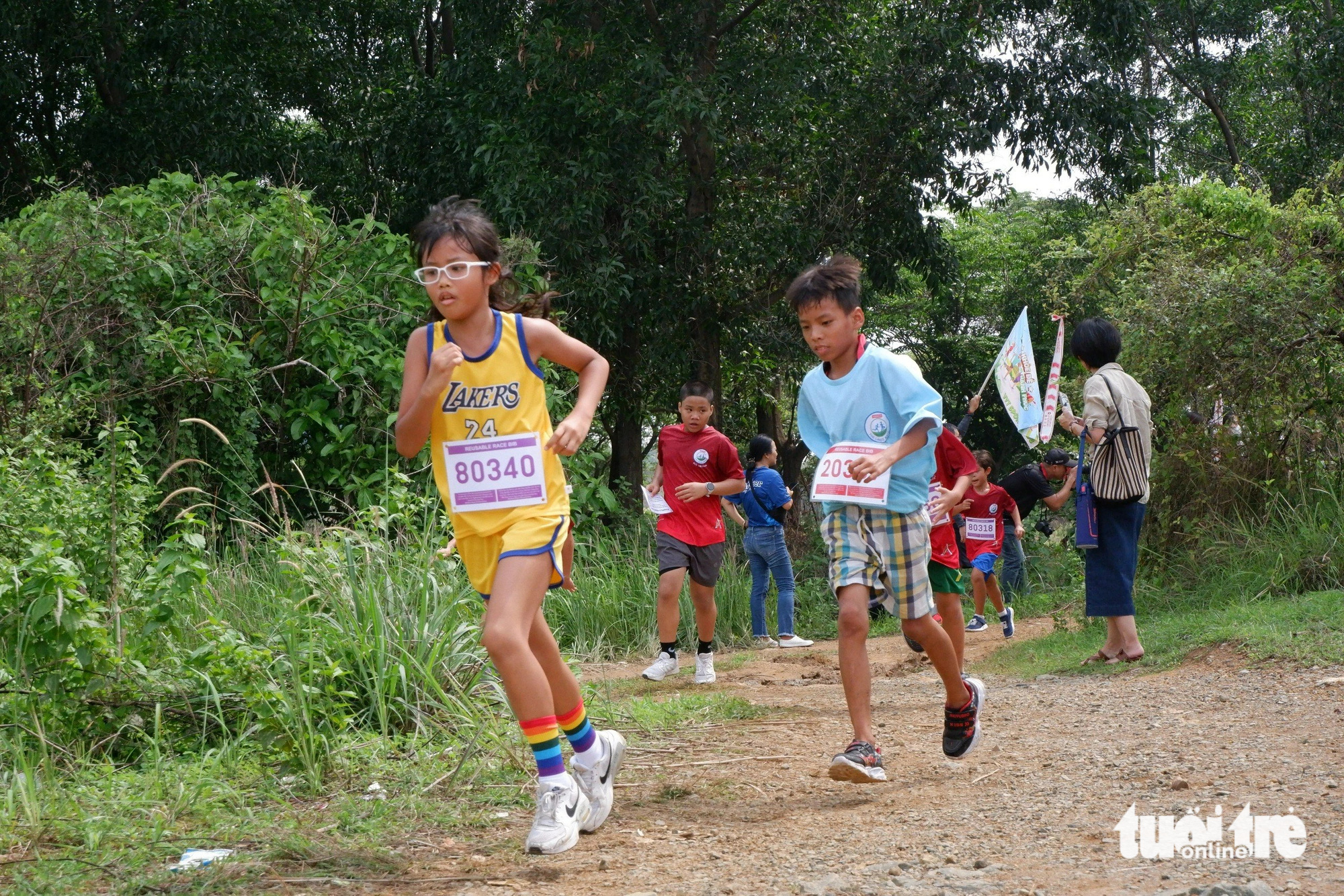 Các em nhỏ đang chạy trên đường địa hình ở cự ly 2km. Ảnh: TRÍ ĐỨC Các em nhỏ đang chạy trên đường địa hình ở cự ly 2km - Ảnh: DIỆU LINH
