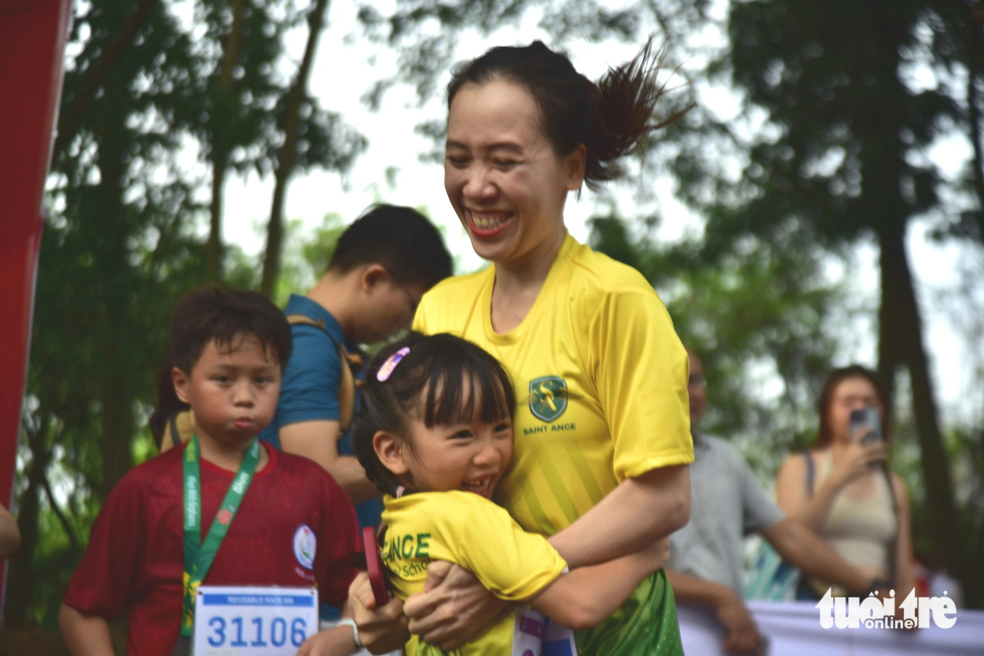 Niềm vui của hai mẹ con khi vừa hoàn thành đường chạy cùng nhau. Ảnh: TRÍ ĐỨC Niềm vui của hai mẹ con khi vừa hoàn thành đường chạy cùng nhau - Ảnh: TRÍ ĐỨC