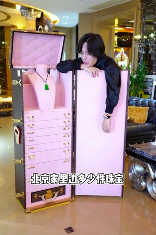 Trung Quốc dẹp bỏ hàng loạt tài khoản khoe của trên mạng xã hội - Ảnh 2. Trung Quốc dẹp bỏ hàng loạt tài khoản khoe của trên mạng xã hội - Ảnh 2.