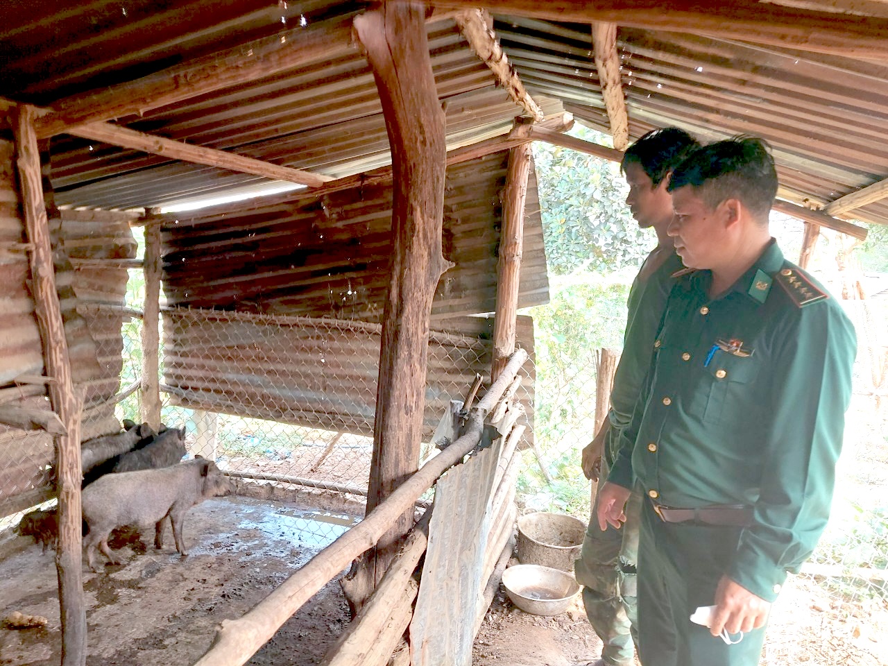 Biên cương hữu nghị: Tạo sinh kế giúp dân- Ảnh 2. Biên cương hữu nghị: Tạo sinh kế giúp dân- Ảnh 2.