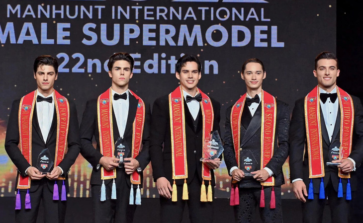 Nam vương Manhunt International 2024 (giữa) cà các á vương 1, 2, 3, 4 - Ảnh: Missosology Nam vương Manhunt International 2024 (giữa) và các á vương 1, 2, 3, 4 - Ảnh: Missosology