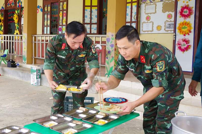 Chế biến món ăn cho học sinh. Ảnh: T. Hoàng