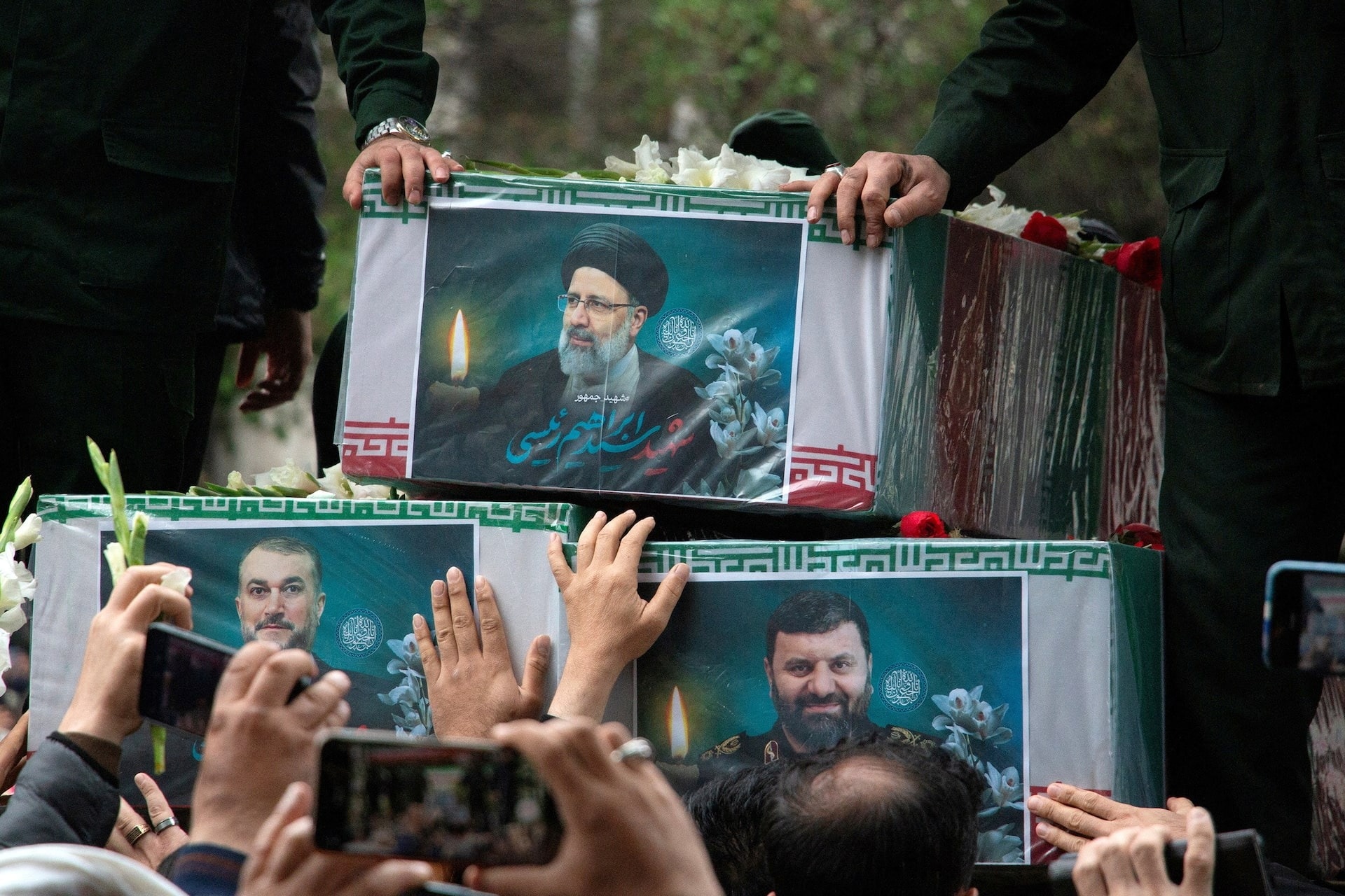 Ảnh thế giới 7 ngày qua: Cảnh đổ nát không tưởng ở Kharkov là lễ tang Tổng thống Iran- Ảnh 9.
