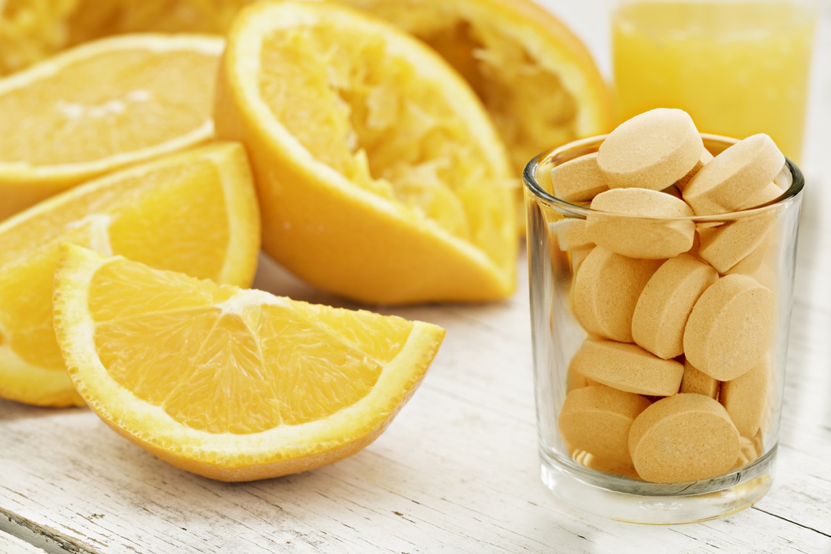 7 chất bổ sung cần tránh nếu bạn đang dùng thuốc giảm cân- Ảnh 2. cam cắt lát với viên vitamin c