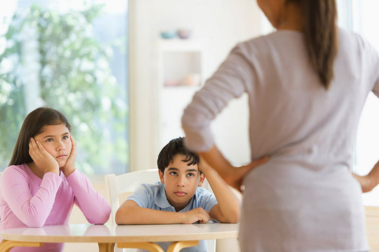 8 sai lầm điển hình của cha mẹ khi nói chuyện khiến con ngày càng xa cách- Ảnh 3. 8 sai lầm điển hình của cha mẹ khi nói chuyện khiến con ngày càng xa cách- Ảnh 3.