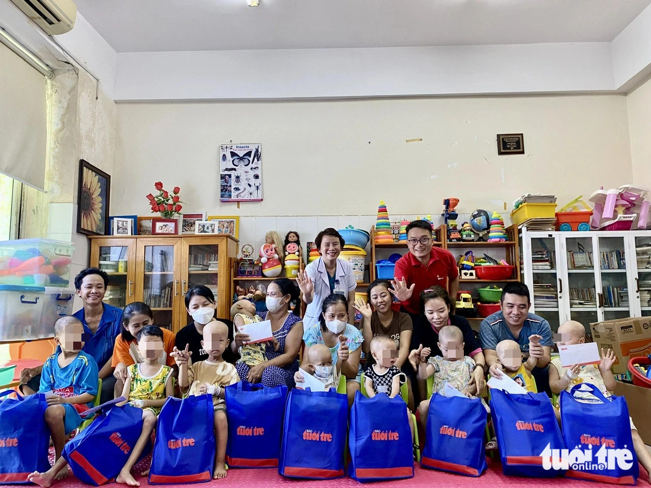 Chăm con ung thư, mẹ chỉ nguyện cầu con bớt đau- Ảnh 4. Ước mơ của Thúy trao 15 suất quà đến bệnh nhi 2 bệnh viện - Ảnh: TRƯỜNG TRUNG