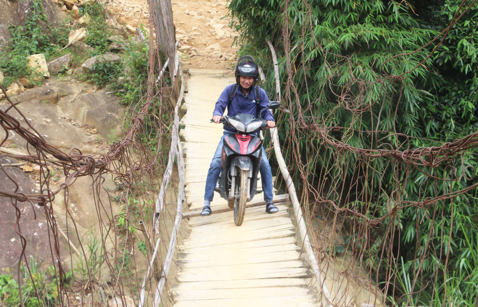 Điểm trường xây mới ở Quảng Nam, Kon Tum buộc dừng vì địa giới- Ảnh 4. Cây cầu treo dân sinh xuống cấp (ảnh chụp trước đó) - Ảnh: Đ.CHÍ