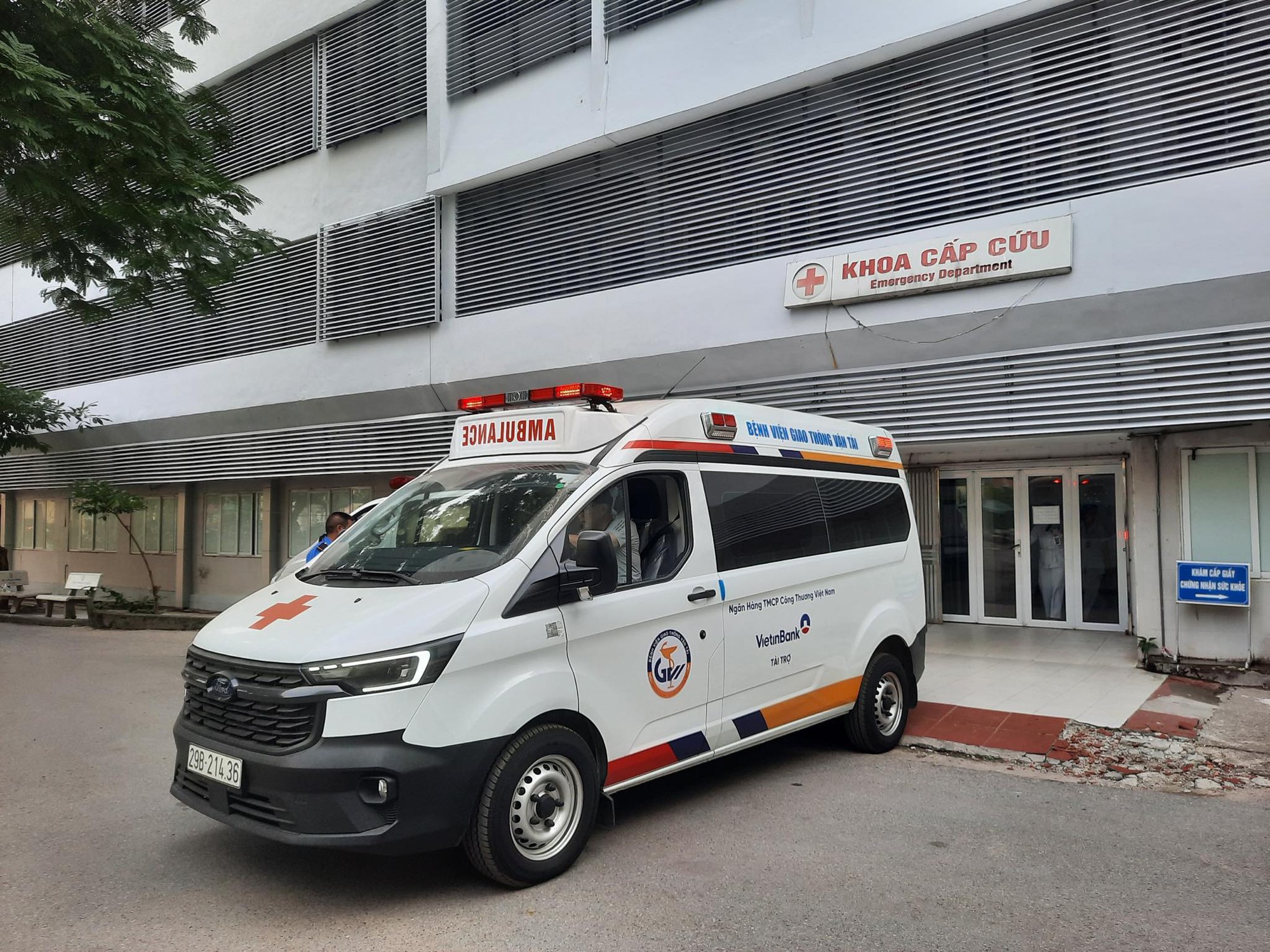 3 bệnh nhân trong vụ cháy nhà trọ chuyển lên BV Bạch Mai, 1 người được đưa thẳng lên phòng ICU- Ảnh 4. 3 bệnh nhân trong vụ cháy nhà trọ chuyển lên BV Bạch Mai, 1 người được đưa thẳng lên phòng ICU- Ảnh 4.