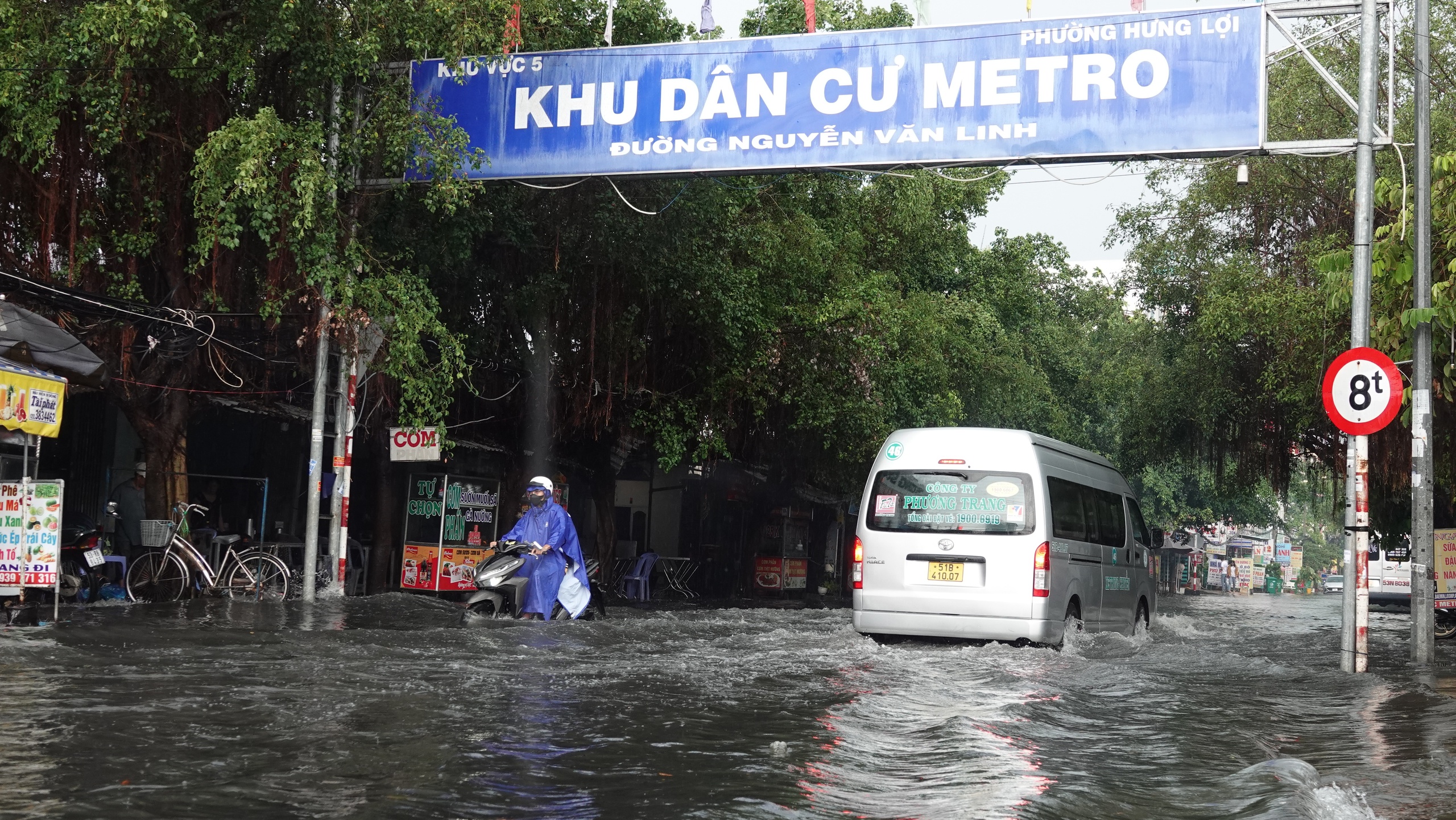 Cần Thơ ngập lênh láng sau cơn mưa lớn đầu mùa kèm giông lốc- Ảnh 2. Cần Thơ ngập lênh láng sau cơn mưa lớn đầu mùa kèm giông lốc- Ảnh 2.