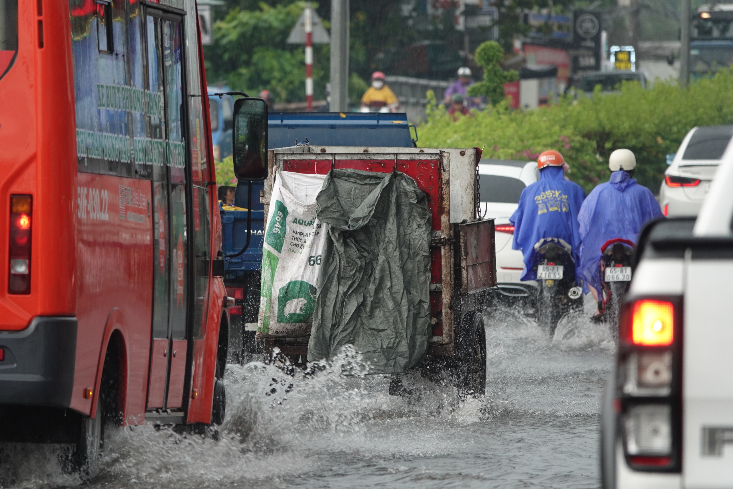 Cần Thơ ngập lênh láng sau cơn mưa lớn đầu mùa kèm giông lốc- Ảnh 4. Cần Thơ ngập lênh láng sau cơn mưa lớn đầu mùa kèm giông lốc- Ảnh 4.