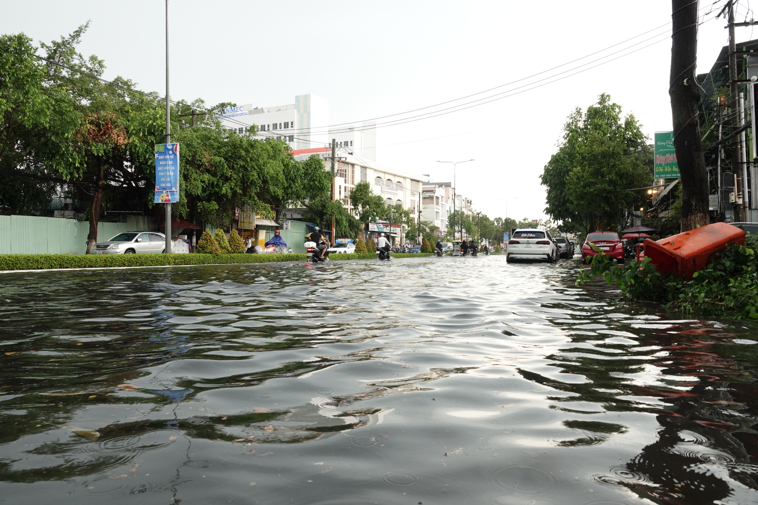 Cần Thơ ngập lênh láng sau cơn mưa lớn đầu mùa kèm giông lốc- Ảnh 5. Cần Thơ ngập lênh láng sau cơn mưa lớn đầu mùa kèm giông lốc- Ảnh 5.