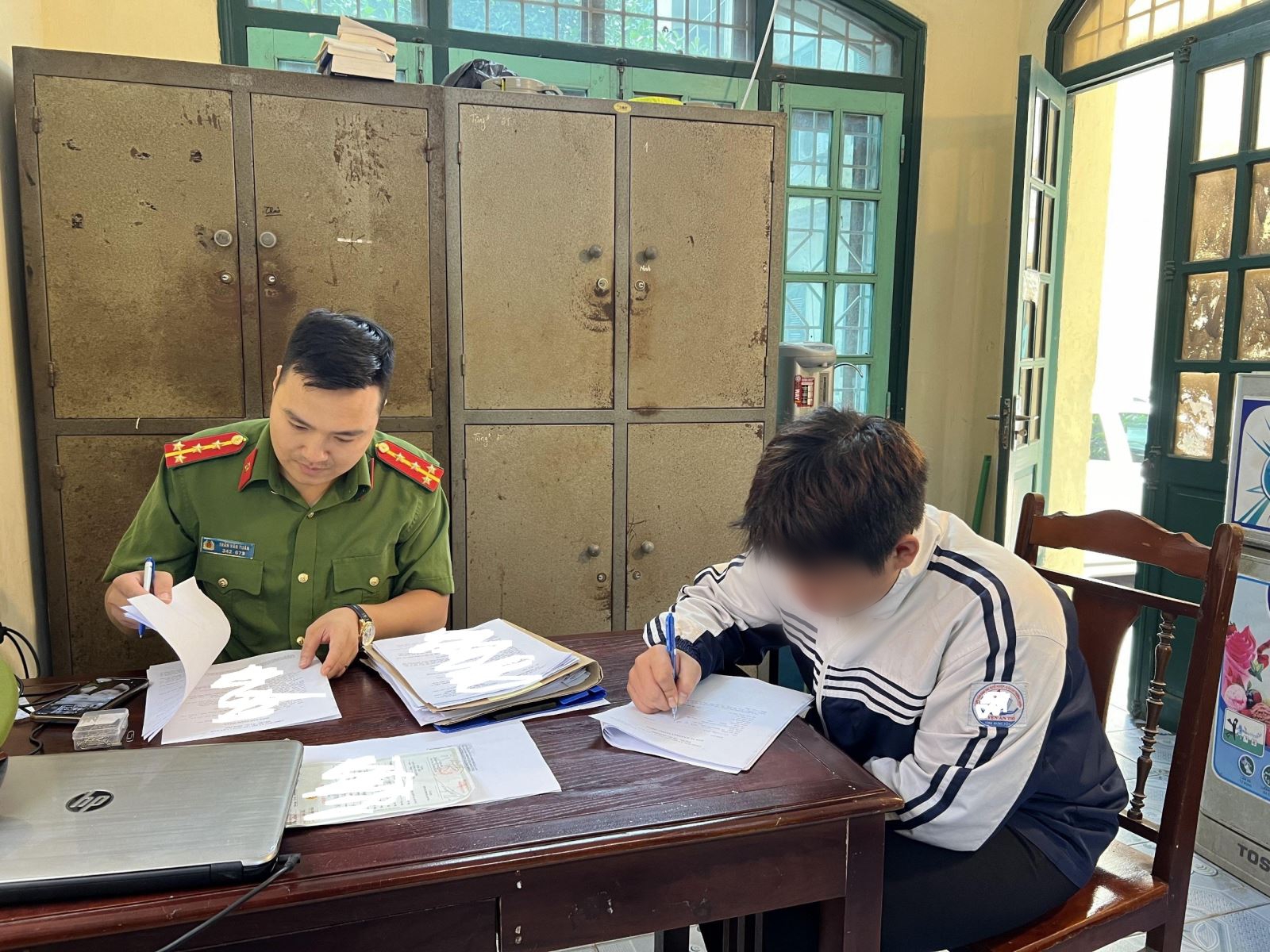 15 thanh thiếu niên truy đuổi nhau, gây tai nạn giao thông- Ảnh 2. 15 thanh thiếu niên truy đuổi nhau, gây tai nạn giao thông- Ảnh 2.