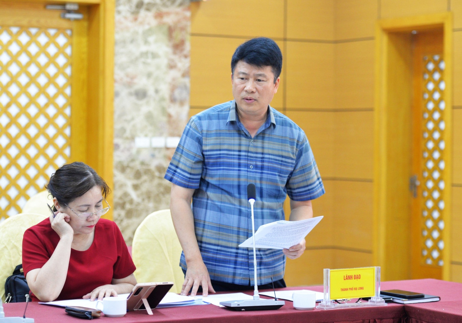 Ông Nguyễn Ngọc Sơn - phó chủ tịch UBND TP Hạ Long - thông tin liên quan việc triển khai xây dựng đề án để Trường THCS Trọng Điểm có thể tự chủ 100% - Ảnh: T. THẮNG