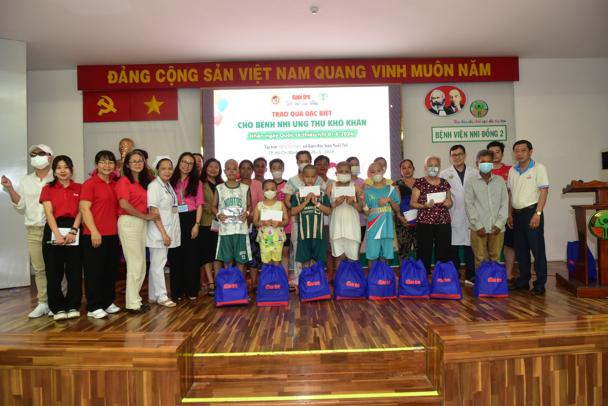 Mong các 'chiến binh nhí' mắc ung thư hãy luôn vững vàng- Ảnh 2. Chương trình Ước mơ của Thúy trao quà cho bệnh nhi ung thư tại Bệnh viện Nhi đồng 2 sáng 28-5 - Ảnh: T.T.D.