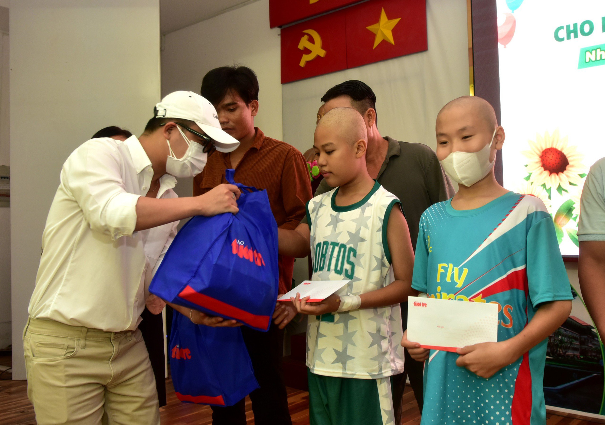 Mong các 'chiến binh nhí' mắc ung thư hãy luôn vững vàng- Ảnh 3. Anh Hà Thanh Phúc, đại diện phòng trà Bến Thành, trao quà cho bệnh nhi ung thư tại Bệnh viện Nhi đồng 2 sáng 28-5 - Ảnh: T.T.D.