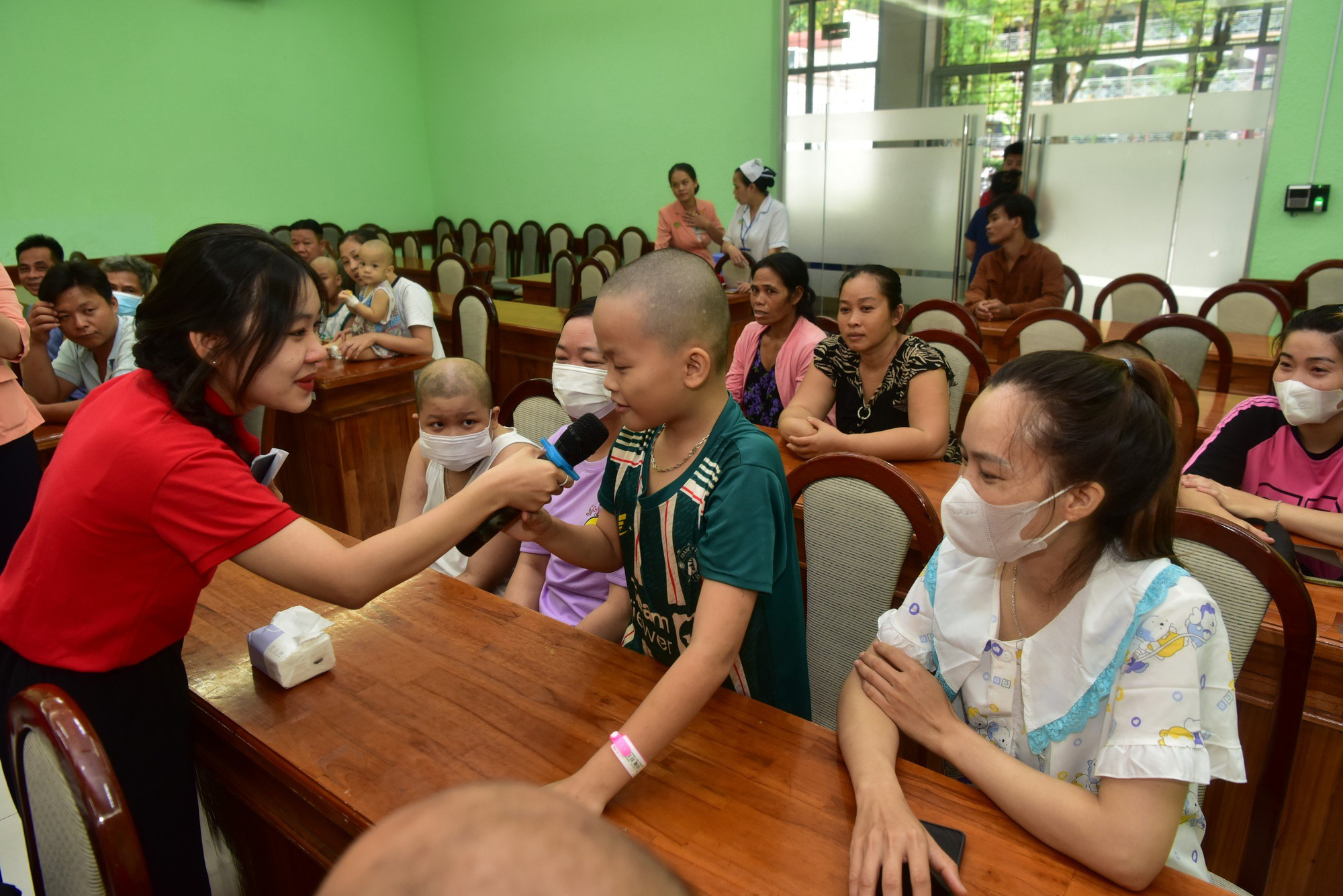 Mong các 'chiến binh nhí' mắc ung thư hãy luôn vững vàng- Ảnh 4. Bệnh nhi ung thư tham gia chơi đố vui trong chương trình trao quà Ước mơ của Thúy tại Bệnh viện Nhi đồng 2 sáng 28-5 - Ảnh: T.T.D.