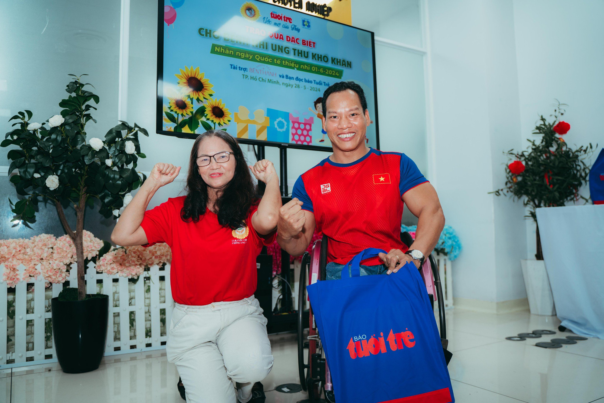 Mong các 'chiến binh nhí' mắc ung thư hãy luôn vững vàng- Ảnh 5. Bà Trần Đồng và lực sĩ Lê Văn Công, hai tấm gương đã chiến thắng căn bệnh ung thư - Ảnh: THANH HIỆP