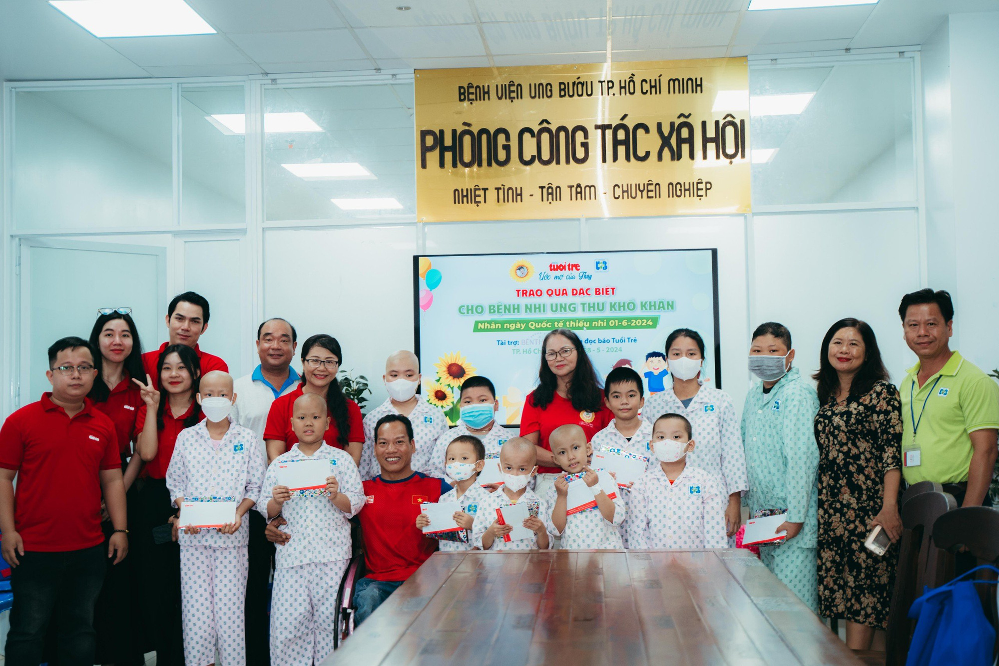 Mong các 'chiến binh nhí' mắc ung thư hãy luôn vững vàng- Ảnh 6. Buổi trao quà chiều 28-5 tại Bệnh viện Ung bướu cơ sở 2 (TP Thủ Đức, TP.HCM) - Ảnh: THANH HIỆP
