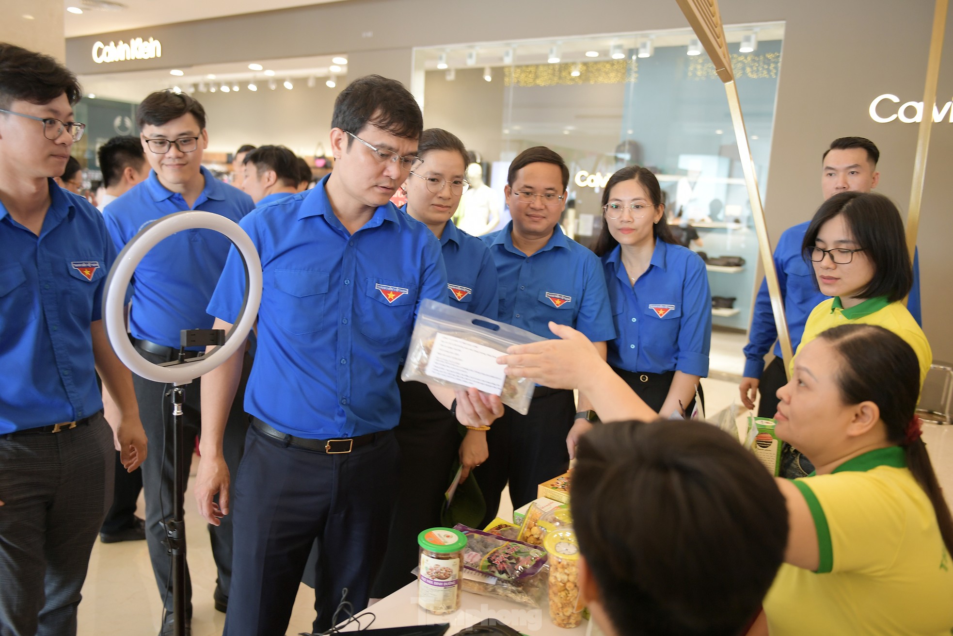  Bí thư thứ nhất T.Ư Đoàn thăm, tặng quà Mẹ Việt Nam Anh hùng ảnh 3