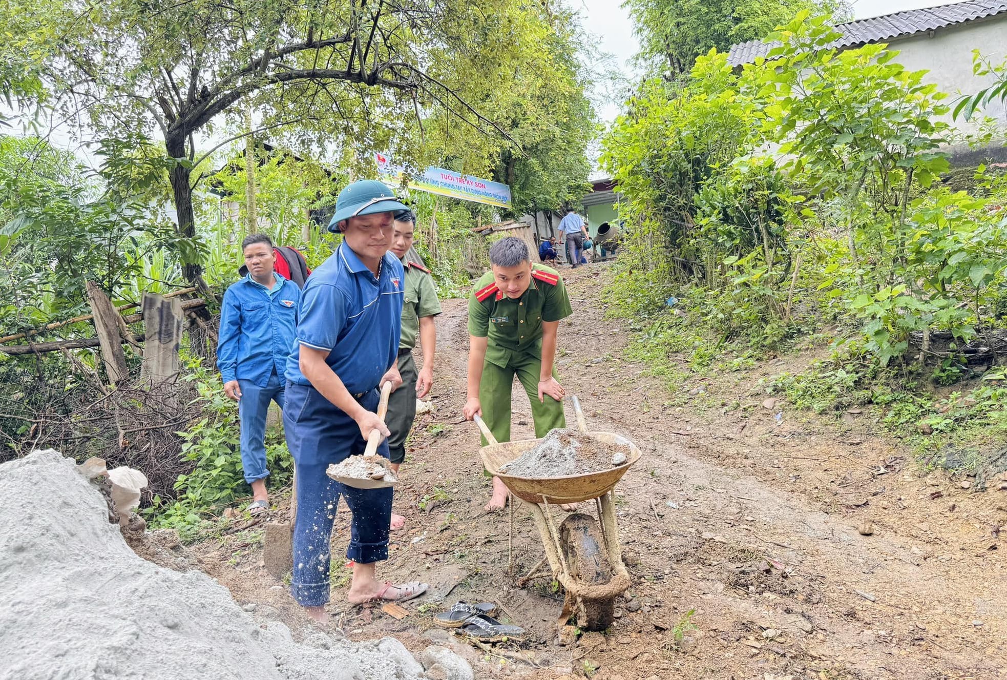 Những con số và hình ảnh ấn tượng của tuổi trẻ Nghệ An ra quân Chiến dịch tình nguyện Hè ảnh 8
